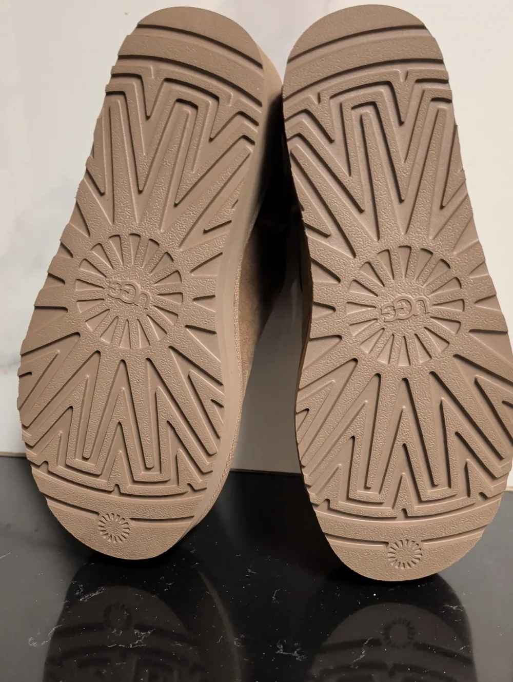 UGG Classic Ultra Mini Platform Boots Size 8 Used Like New MSRP $170